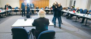 Der nächste Zeuge. Auslöser der nach EU-Recht möglichen und durchsetzbaren Ladung Thylanders sind die jüngsten Aussagen des tatsächlichen Käufers, des schillernden Hannoveraner Anwaltes Ingolf Böx vor dem Untersuchungsausschuss im Landtag.