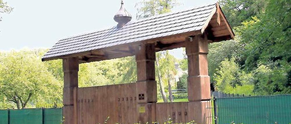 Das Tor ist verschlossen. Doch die Augen wandern über den Zaun in den Friedhof der russisch-orthodoxen Gemeinde.