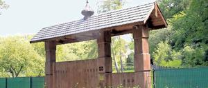Das Tor ist verschlossen. Doch die Augen wandern über den Zaun in den Friedhof der russisch-orthodoxen Gemeinde.