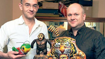 Fotosafari. Die Sammler Sebastian Köpcke (r.) und Volker Wienhold halten japanisches Blechspielzeug aus den 50 Jahren in den Händen, das derzeit im Berliner Naturkundemuseum zu sehen ist.