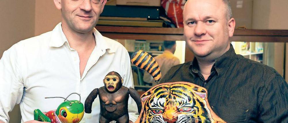 Fotosafari. Die Sammler Sebastian Köpcke (r.) und Volker Wienhold halten japanisches Blechspielzeug aus den 50 Jahren in den Händen, das derzeit im Berliner Naturkundemuseum zu sehen ist.