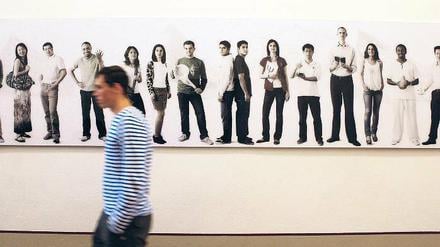 Studenten aus aller Welt. Das Fotofries am Neuen Palais.