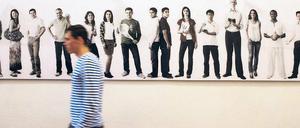 Studenten aus aller Welt. Das Fotofries am Neuen Palais.