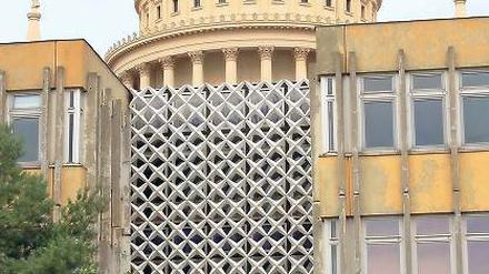 Alt und neu. In Potsdams historischer Mitte sind manche besonders empfindlich, wenn, wie hier, mit der Nikolaikirche und dem Fachhochschulgebäude, unterschiedliche architektonische Welten aufeinanderprallen.