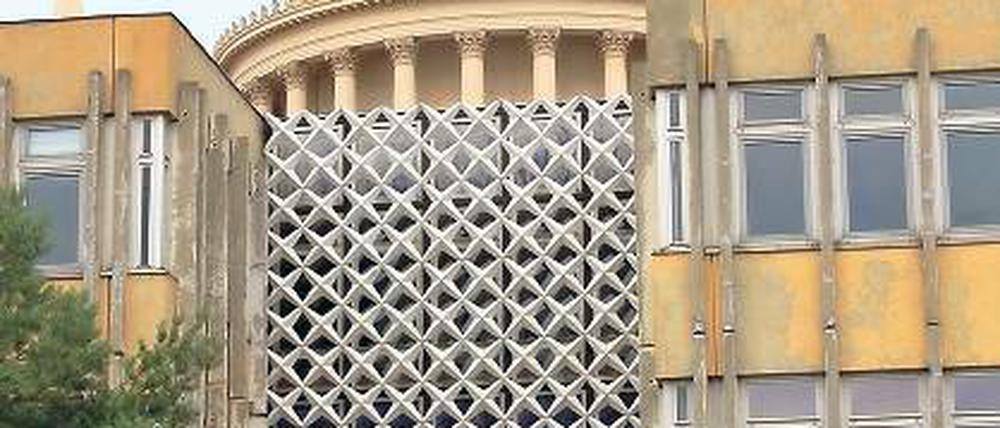 Alt und neu. In Potsdams historischer Mitte sind manche besonders empfindlich, wenn, wie hier, mit der Nikolaikirche und dem Fachhochschulgebäude, unterschiedliche architektonische Welten aufeinanderprallen.