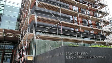 Im Oktober 2001 wurde die gemeinsame Landesvertretung Brandenburgs und Mecklenburg-Vorpommerns in Berlin eröffnet. Nach nur zehn Jahren muss die Fassade für rund 1,6 Millionen Euro komplett erneuert werden.