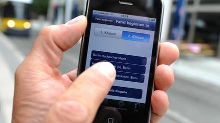 "Touch &amp; Travel" heißt das Handyticket-System, das am Donnerstag in Berlin als App gestartet wurde. Kunden der BVG können ihre Bus- und Bahnfahrten nun bargeldlos mit dem Handy bezahlen. Vor der Abfahrt melden sie sich an der Haltestelle mit Hilfe einer App auf einem Smartphone als Fahrgast an, am Ziel melden sie sich ab. Später kommt eine Rechnung.