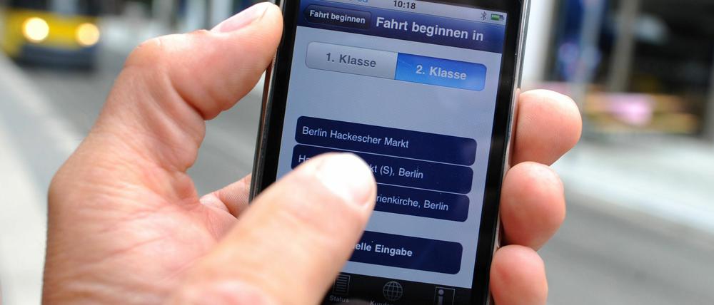 "Touch &amp; Travel" heißt das Handyticket-System, das am Donnerstag in Berlin als App gestartet wurde. Kunden der BVG können ihre Bus- und Bahnfahrten nun bargeldlos mit dem Handy bezahlen. Vor der Abfahrt melden sie sich an der Haltestelle mit Hilfe einer App auf einem Smartphone als Fahrgast an, am Ziel melden sie sich ab. Später kommt eine Rechnung.