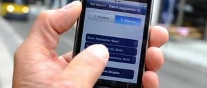 "Touch & Travel" heißt das Handyticket-System, das am Donnerstag in Berlin als App gestartet wurde. Kunden der BVG können ihre Bus- und Bahnfahrten nun bargeldlos mit dem Handy bezahlen. Vor der Abfahrt melden sie sich an der Haltestelle mit Hilfe einer App auf einem Smartphone als Fahrgast an, am Ziel melden sie sich ab. Später kommt eine Rechnung.