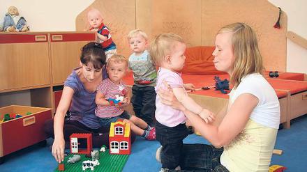 Ätsche-Bätsche. Den Kindern und Eltern in der neuen Krabbelgruppe der Potsdamer Betreuungshilfe im Treffpunkt Freizeit geht es sichtlich gut. Für die einen ist gesorgt und die anderen haben plötzlich Zeit, um sich um einen neuen Job zu kümmern.