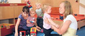 Ätsche-Bätsche. Den Kindern und Eltern in der neuen Krabbelgruppe der Potsdamer Betreuungshilfe im Treffpunkt Freizeit geht es sichtlich gut. Für die einen ist gesorgt und die anderen haben plötzlich Zeit, um sich um einen neuen Job zu kümmern.