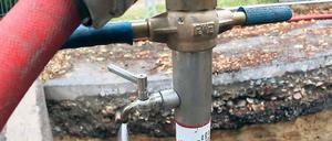 Spülung. Über einen Hydranten wird aus einer Hauptwasserleitung in der Karl-Marx-Straße in Babelsberg Trinkwasser in den Gulli gepumpt. Ob es hilft, die Coli-Bakterien zu beseitigen, wird sich zeigen.