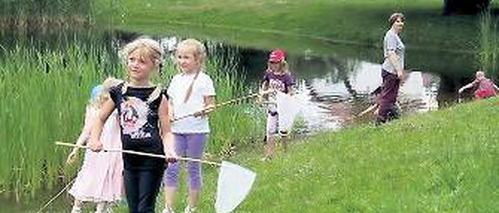 Angeln beflügelt: Ruhlsdorfer Kita-Kinder beim Jury-Besuch.