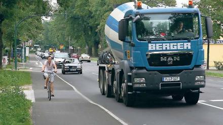 Leise flüstert der Asphalt. Nur nicht, wenn schnell gefahren wird oder Laster über die sanierte Potsdamer Straße rollen. Das ärgert die Anwohner – und das wiederum ärgert den Baudezernenten.