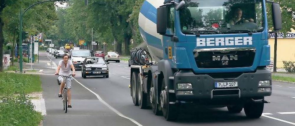 Leise flüstert der Asphalt. Nur nicht, wenn schnell gefahren wird oder Laster über die sanierte Potsdamer Straße rollen. Das ärgert die Anwohner – und das wiederum ärgert den Baudezernenten.