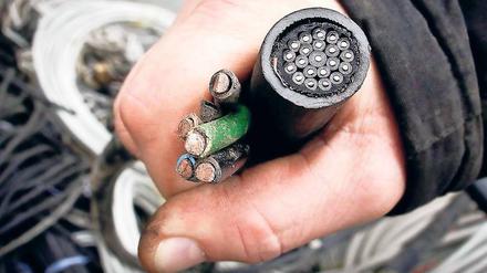 Kupferklau. Die Deutsche Bahn will verstärkt gegen Buntmetalldiebe vorgehen. Im vergangenen Jahr sind bundesweit 8000 Züge beeinträchtigt worden, weil Metallteile an den Strecken abmontiert wurden – ein Schaden von zehn Millionen Euro.
