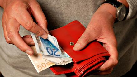 Seit Jahren werden Gutscheine für Asylbewerber als diskriminierend kritisiert. Brandenburgs Sozialminister Günter Baaske (SPD) empfiehlt deshalb die Auszahlung von Bargeld. Oberhavels Landrat Karl-Heinz Schröter (SPD) lehnt das ab.