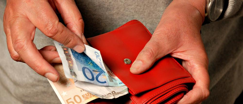 Seit Jahren werden Gutscheine für Asylbewerber als diskriminierend kritisiert. Brandenburgs Sozialminister Günter Baaske (SPD) empfiehlt deshalb die Auszahlung von Bargeld. Oberhavels Landrat Karl-Heinz Schröter (SPD) lehnt das ab.