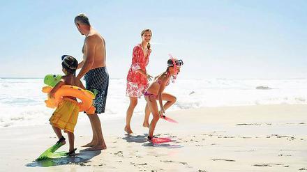 An den Strand geht’s zusammen, doch beim Lernen trennen sich die Wege von Eltern und Kindern – je nach Alter und Vorkenntnissen.