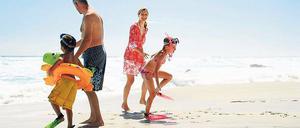 An den Strand geht’s zusammen, doch beim Lernen trennen sich die Wege von Eltern und Kindern – je nach Alter und Vorkenntnissen.