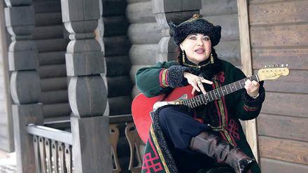 Zum Kehlgesang die Gitarre. Die Potsdamer Künstlerin Arjopa.
