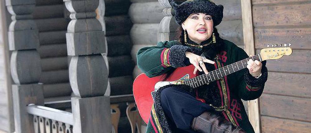 Zum Kehlgesang die Gitarre. Die Potsdamer Künstlerin Arjopa.