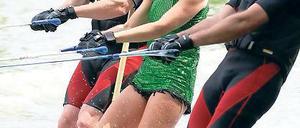 Keine Schlitterpartie mit Sponsoren: Hoppe (Mitte) beim Fährfest 2010.