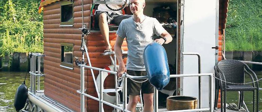 Ahoi Potsdam! Der bekannte Fernseh-Comedian Michael Kessler (vorn) legte mit seinem Hausboot am Samstag in Potsdam an. Er dreht gerade für den RBB den dritten Teil seiner „Expeditionen“ – zu sehen ab dem 19. August.