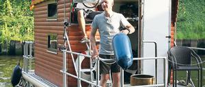Ahoi Potsdam! Der bekannte Fernseh-Comedian Michael Kessler (vorn) legte mit seinem Hausboot am Samstag in Potsdam an. Er dreht gerade für den RBB den dritten Teil seiner „Expeditionen“ – zu sehen ab dem 19. August.