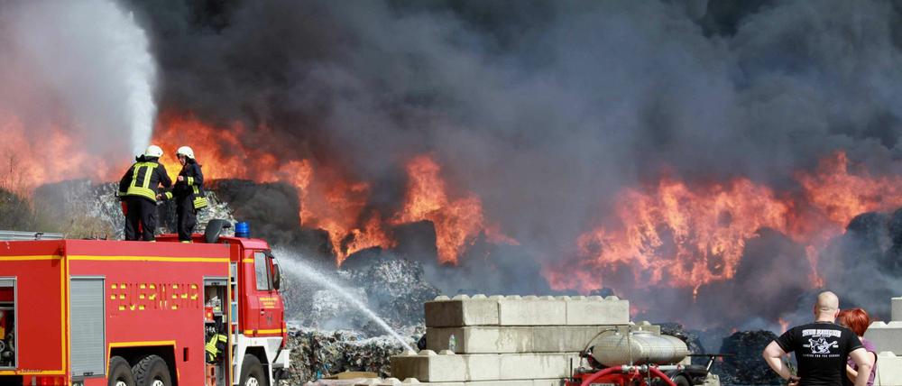 Das Feuer in einer Recyclinganlage in Massen bei Finsterwalde (Elbe-Elster) ist seit Sonntagmorgen unter Kontrolle. 45 Fahrzeuge und rund 200 Feuerwehrleute mussten aber weiter Glutnester löschen.