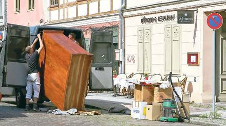 Ausgeräumt. Möbeltransport vor Uhlmanns in der Jägerstraße.