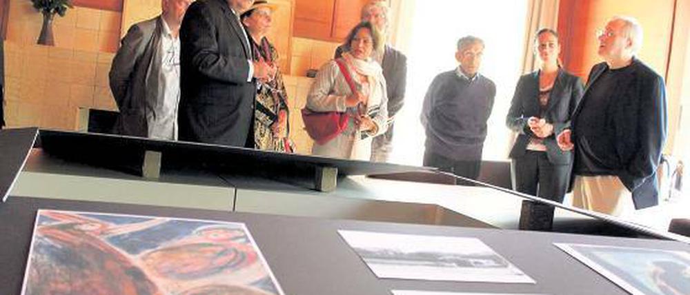 Kreis der Eingeweihten: Der indische Botschafter Sudhir Vyas (vorne links) und Kurator Andor Carius (rechts) erklären den Gästen die Ausstellung.