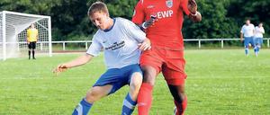 Bisher noch kein Tor für Nulldrei. Auch Malick Bolivard (rechts), hier am vergangenen Wochenende beim Testspiel in Berlin gegen Gino Krumnow vom SC Staaken, konnte bislang in der Babelsberger Offensive keine Akzente setzen.