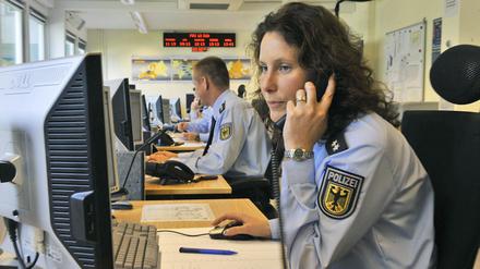 Blick in die Leitstelle des Bundespolizeipäsidiums in Potsdam.
