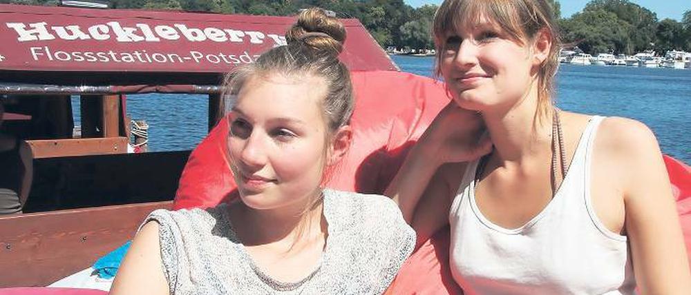 Jetzt wird abgelegt. Die FH-Studentinnen Theresa Pommerenke (l.) und Tomke Braun nehmen schon mal Platz auf einem der vier Flöße am Tiefen See, die ab Freitag in unbekannte Hörwelten starten.