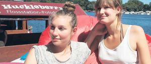 Jetzt wird abgelegt. Die FH-Studentinnen Theresa Pommerenke (l.) und Tomke Braun nehmen schon mal Platz auf einem der vier Flöße am Tiefen See, die ab Freitag in unbekannte Hörwelten starten.