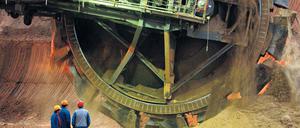 Auslaufmodell oder Dauerbrenner? Ein Abraumbagger des Energiekonzerns Vattenfall im Tagebau Jänschwalde. Trotz Kritik in den eigenen Reihen will Brandenburgs Ministerpräsident Matthias Platzeck (SPD) an der Braunkohleverstromung festhalten - die CDU auch.