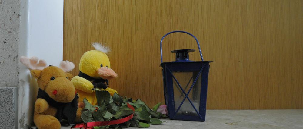 Kuscheltiere und eine Kerze stehen am Dienstag (05.07.11) in Lauchhammer vor der von der Polizei versiegelten Wohnung von Mandy B., der Mutter des in Lauchhammer tot aufgefundenen Babys. Die Mutter ist auf freiem Fuss.