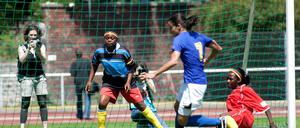 Eröffnungsspiel des Frauenfussballturniers "Discover Football". Bei der "kleinen WM" spielen eine Woche lang Fussballerinnen aus Afrika, Asien, Südamerika und Europa.