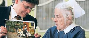 Erinnerung. Charlotte Lange blickt auf ihre Schwalbe. Matthias Fichtmüller gratuliert zum 100. Geburtstag.