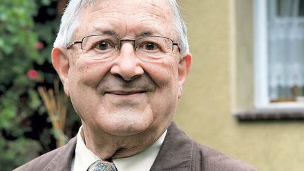 „Da folgte ich meinem Gewissen.“ Gebhard Falk, verheiratet, fünf Kinder, zehn Enkel, ein Urenkel, vor seinem Haus.