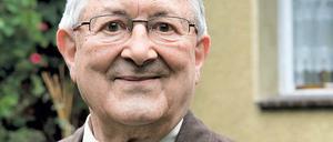 „Da folgte ich meinem Gewissen.“ Gebhard Falk, verheiratet, fünf Kinder, zehn Enkel, ein Urenkel, vor seinem Haus.