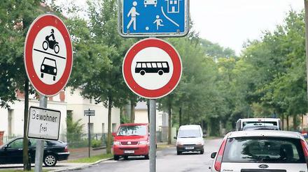 Überholt. 2005 hatte die Stadt Potsdam nach Klagen mehrerer Anwohner wegen enormer Verkehrsbelastung die Ribbeckstraße zur „verkehrsberuhigten Zone“ erklärt. Vergangenen Donnerstag hob das Verwaltungsgericht die Entscheidung wieder auf.