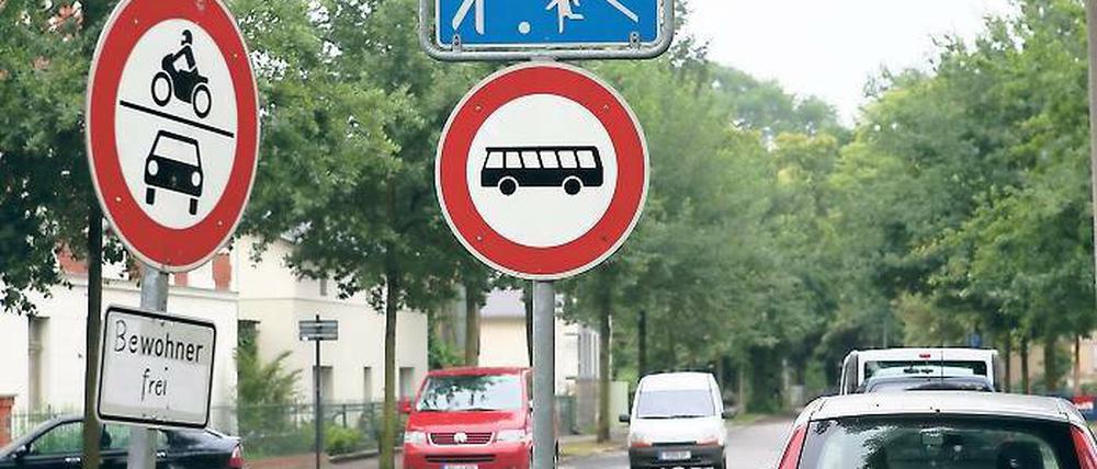 Überholt. 2005 hatte die Stadt Potsdam nach Klagen mehrerer Anwohner wegen enormer Verkehrsbelastung die Ribbeckstraße zur „verkehrsberuhigten Zone“ erklärt. Vergangenen Donnerstag hob das Verwaltungsgericht die Entscheidung wieder auf.
