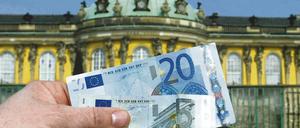 Potsdam und Brandenburg sind schön. Doch offenbar ist es nicht so schön hier, dass Beamte dafür auf Geld verzichten würden. Daher denkt das Finanzministerium über eine neue Buschzulage nach.