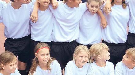 Girls United mit Botschafter Murphy und Christiane Fetscher (oben li.).