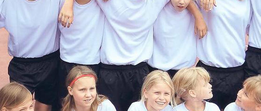 Girls United mit Botschafter Murphy und Christiane Fetscher (oben li.).