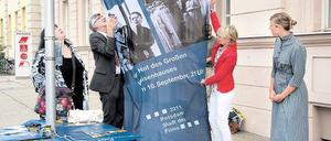 In Uniform. Kathlen Pieritz (r.) schlüpfte für den Fototermin in ein Kostüm aus dem Fundus von Studio Babelsberg, das an den Film erinnert. J. Pankonin (l.) und E. Müller-Preinesberger (M.) hissten die Fahne.