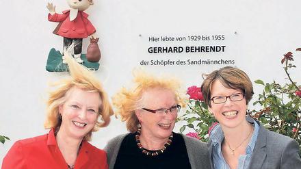 Sandmännchen-Fans: Heidemarie Schnär, vom Heimatverein, Waltraud Otto und Bürgermeisterin Hoppe (v.l).