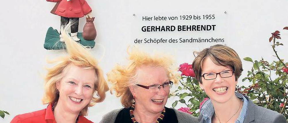 Sandmännchen-Fans: Heidemarie Schnär, vom Heimatverein, Waltraud Otto und Bürgermeisterin Hoppe (v.l).